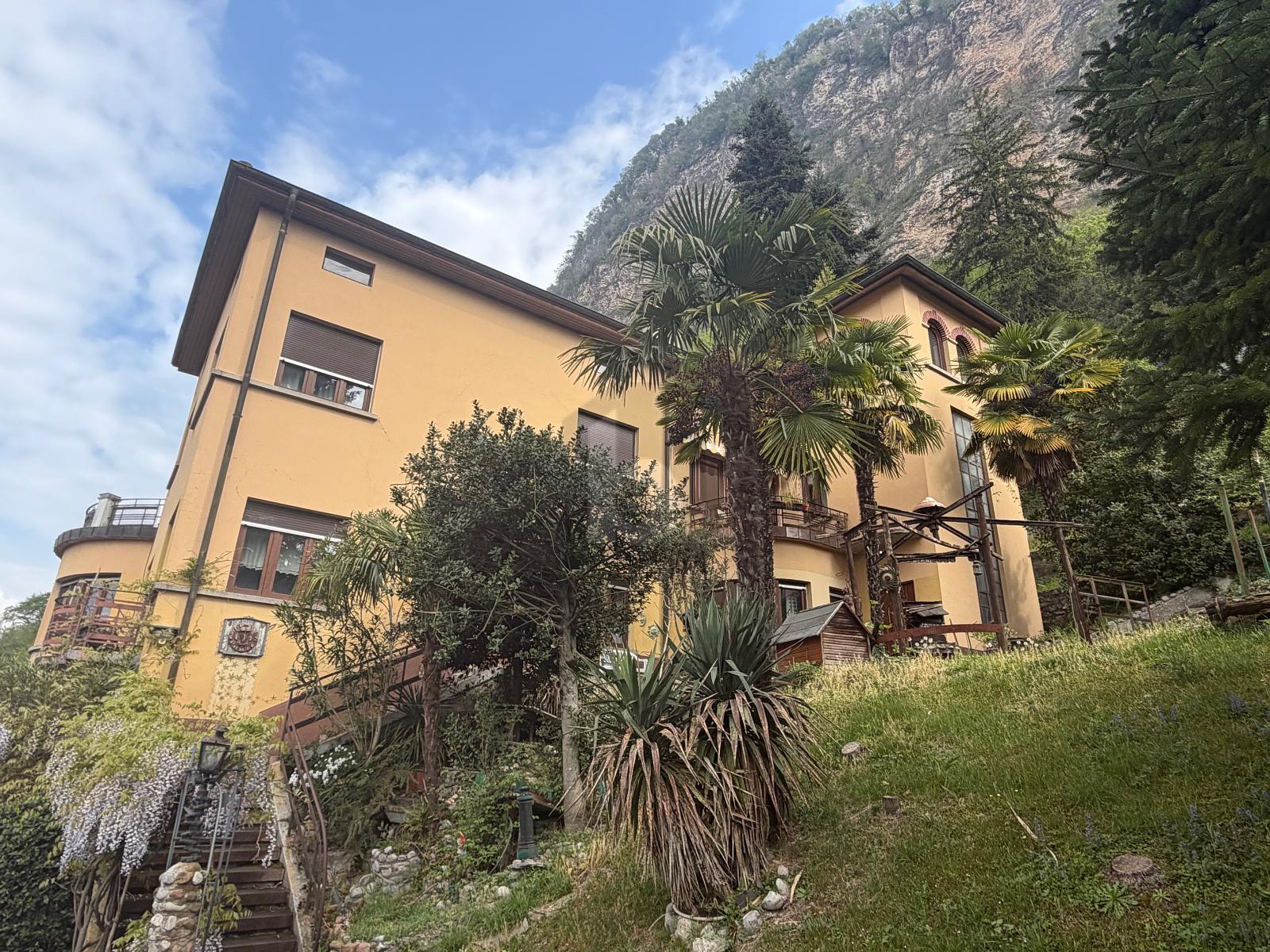 GROSS, ZU RENOVIEREN MIT TOP-LAGE – Mendrisio