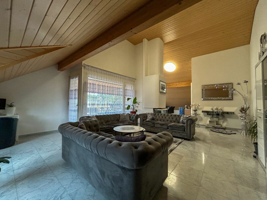 Grosse 4.5 Zimmer Wohnung mit Cheminée, 2 Balkonen u.w.m. – Laufen