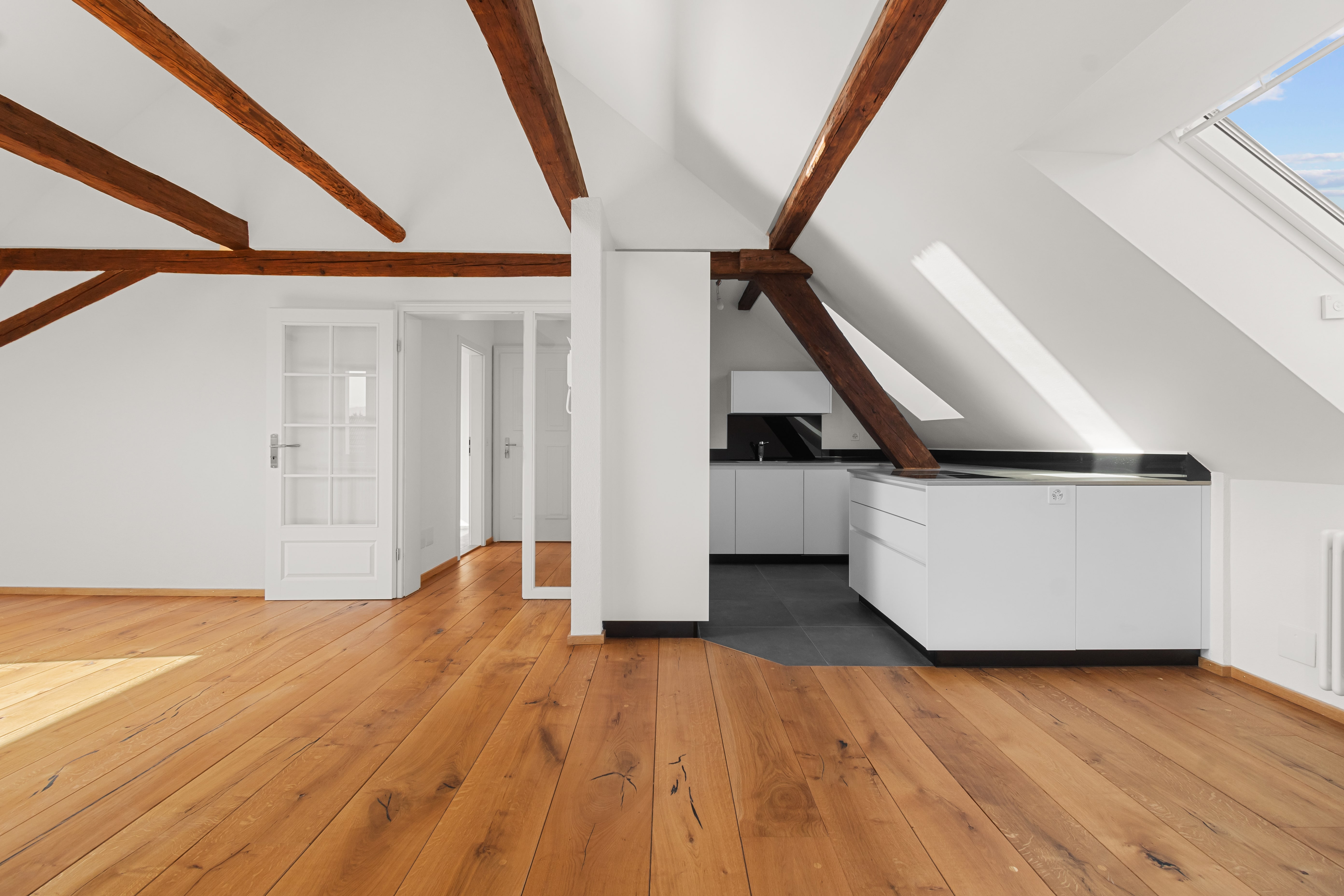 Mehrgeschossige Dachwohnung mit Balkon und Aussicht – Röschenz