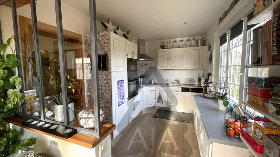 Bevaix, très belle maison individuelle de 8,5 pièces (270 m2 habitables) dont un local commercial idéal pour une activité indépendante et nombreuses dépendances – Bevaix