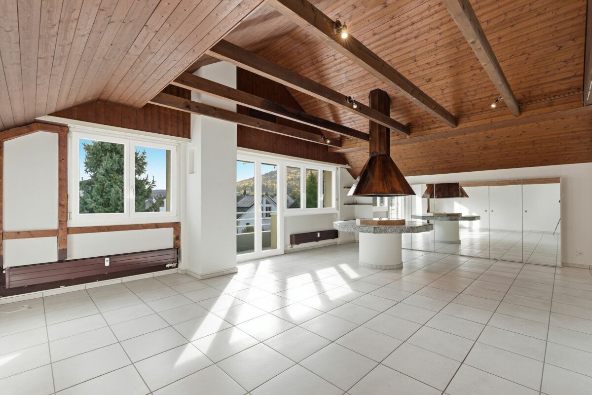 Helle 2.5 Z' Dachwohnung mit Garage und Balkon – Ettingen