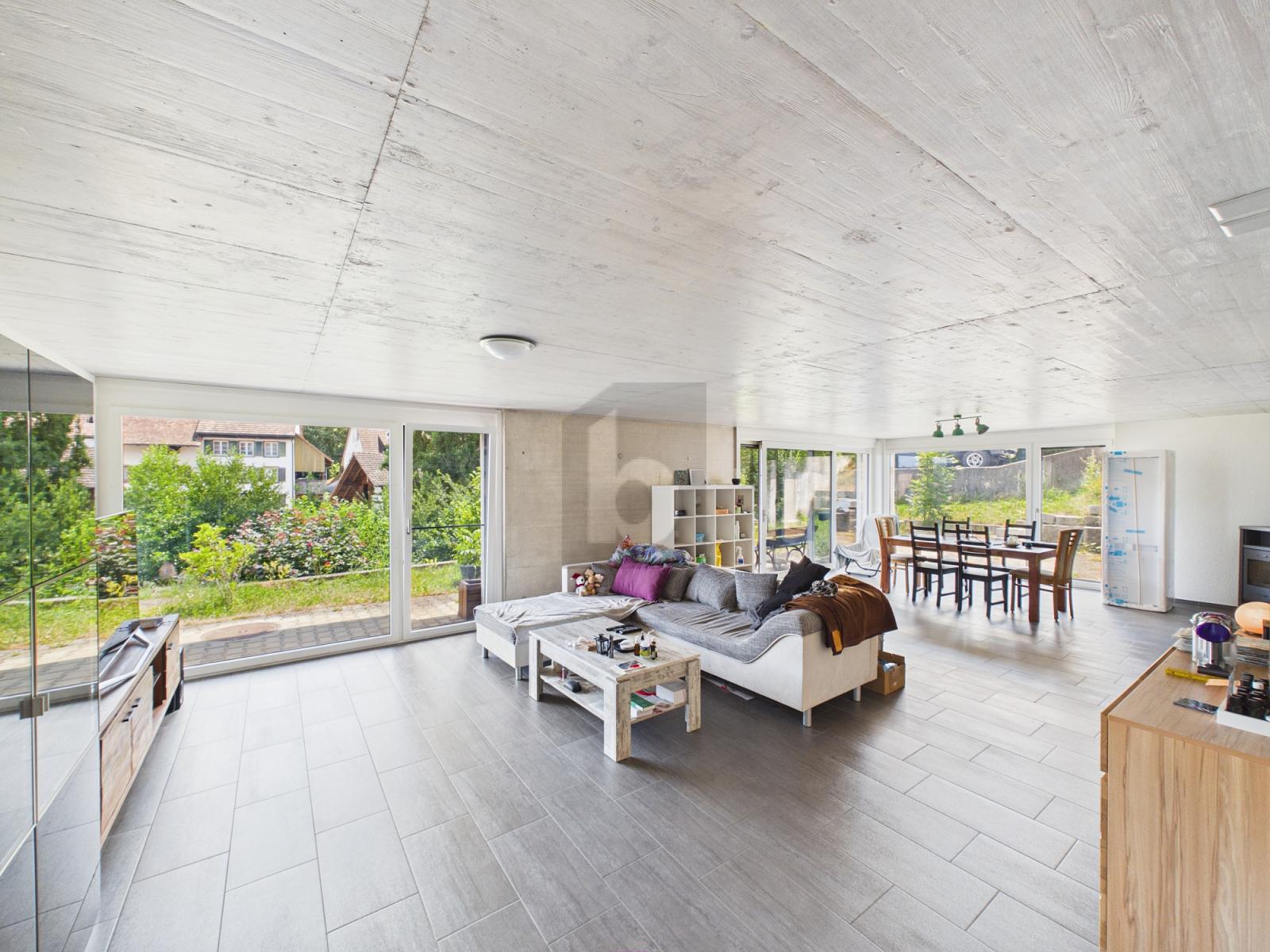 MODERN UND RUHIG MIT GARTEN UND PARKPLÄTZE – Bennwil