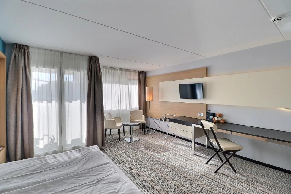 GRANDE CHAMBRE MEUBLEE DANS L'HOTEL MONA – Montreux
