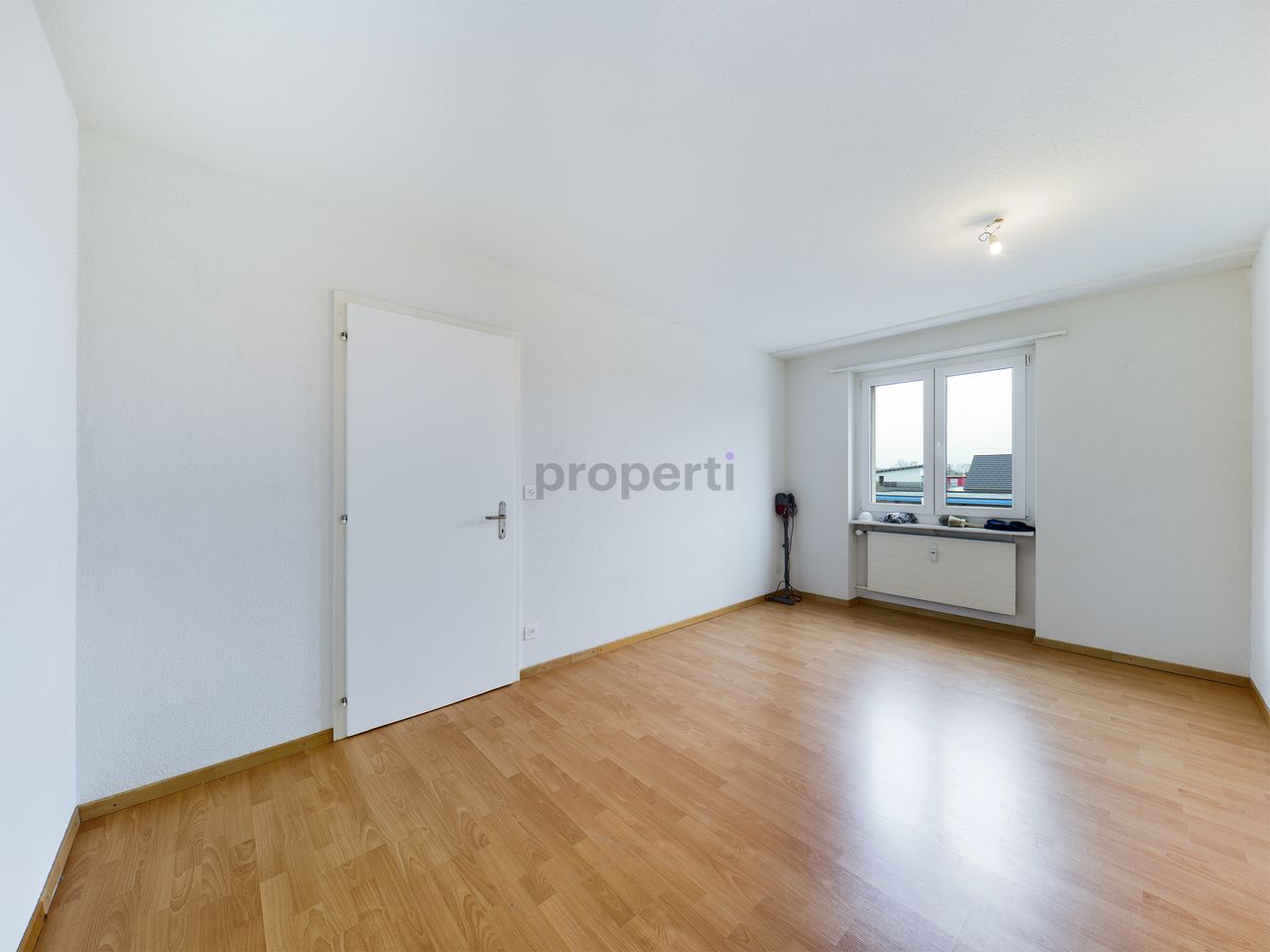 Heller Wohnbereich, gemütlicher Balkon und separates Küchenkonzept – Kriegstetten