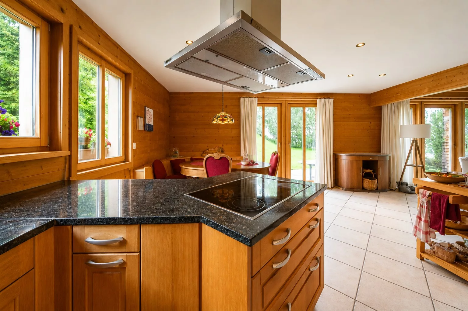 Einzigartiges Vollholzhaus aus Mondholz – gesund wohnen mit Bergsicht und ... – Wald