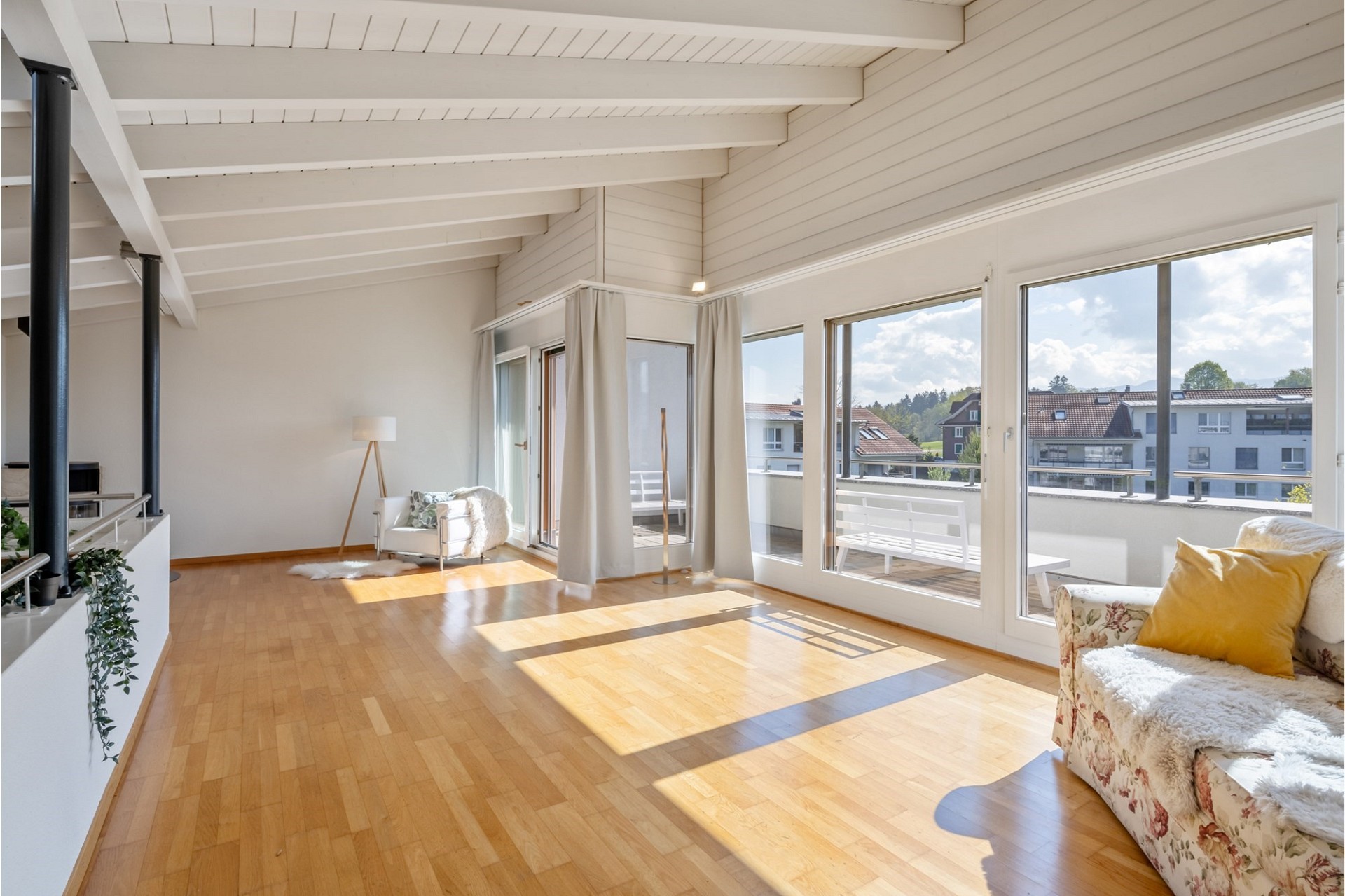 Traumhafte 4.5-Zimmer-Maisonette-Wohnung mit Terrasse, Bergblick und Hobbyraum in Holzhäusern – Holzhäusern