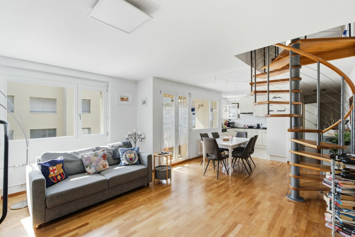 Lichtdurchflutete 4.5 Z' Maisonette WHG mit zwei Balkonen und einer Garagenbox – Binningen