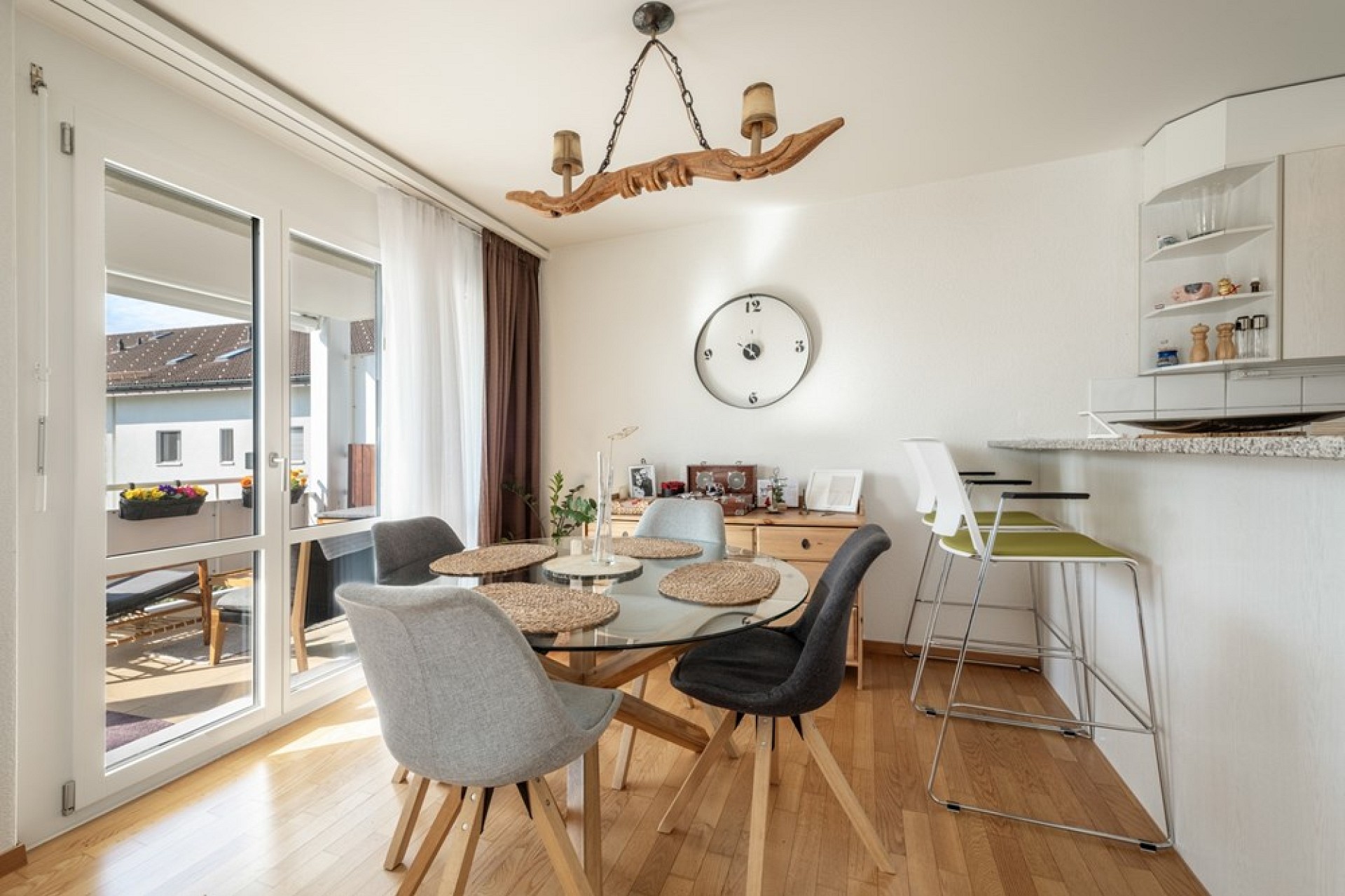 Lichtreiche 31⁄2-Zimmer-Wohnung mit sonniger Lage und Weitblick – Menzingen