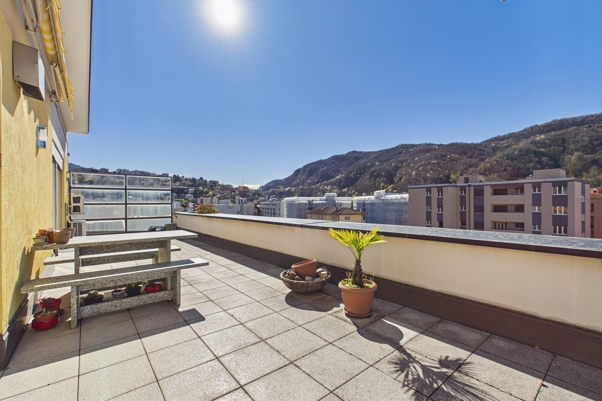 Sonnige Wohnung mit großer Panoramaterrasse (44 m2) – Chiasso