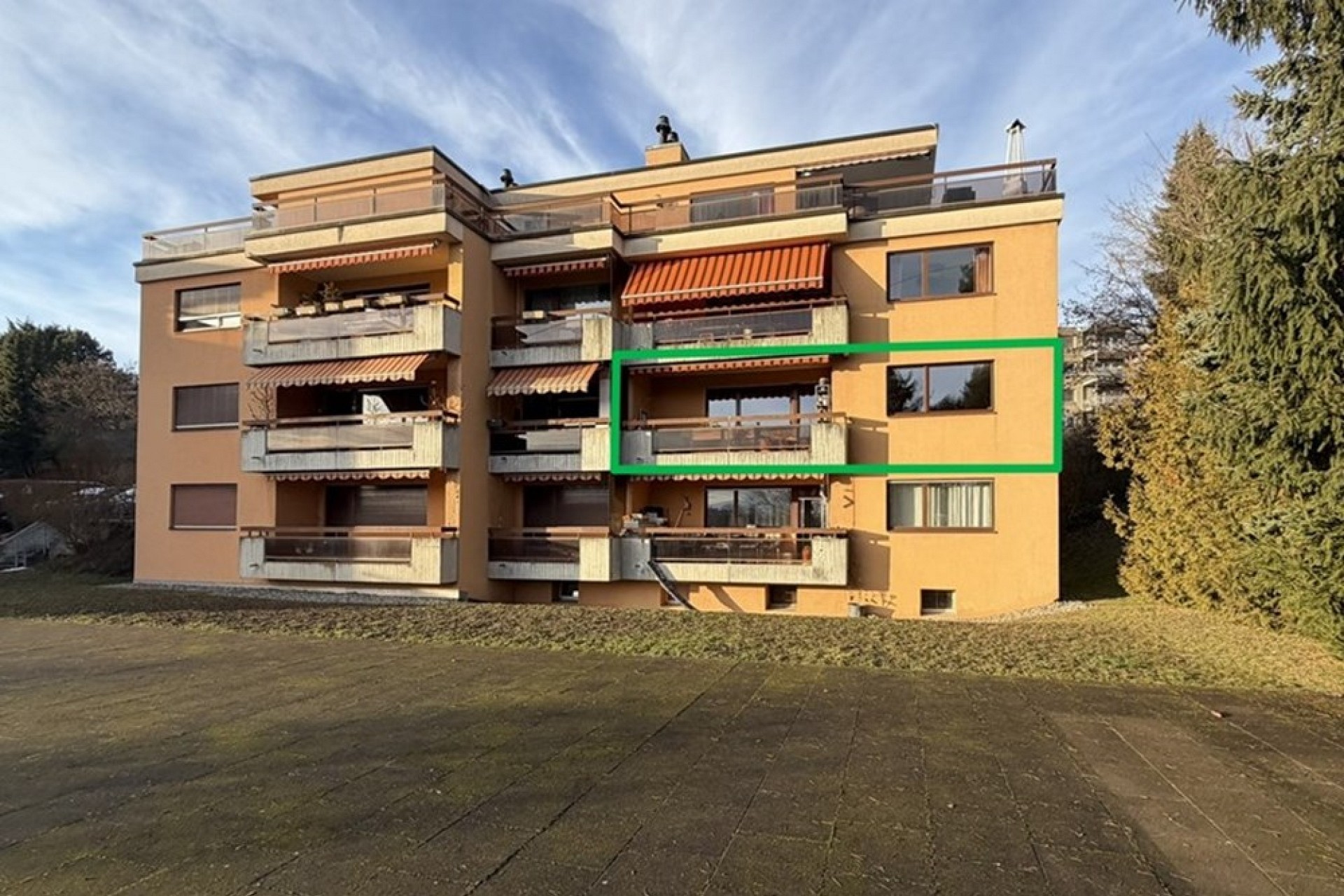Helle, komplett renovierte 4,5-Zimmer-Wohnung mit Kamin und Südbalkon – Villars-sur-Glâne