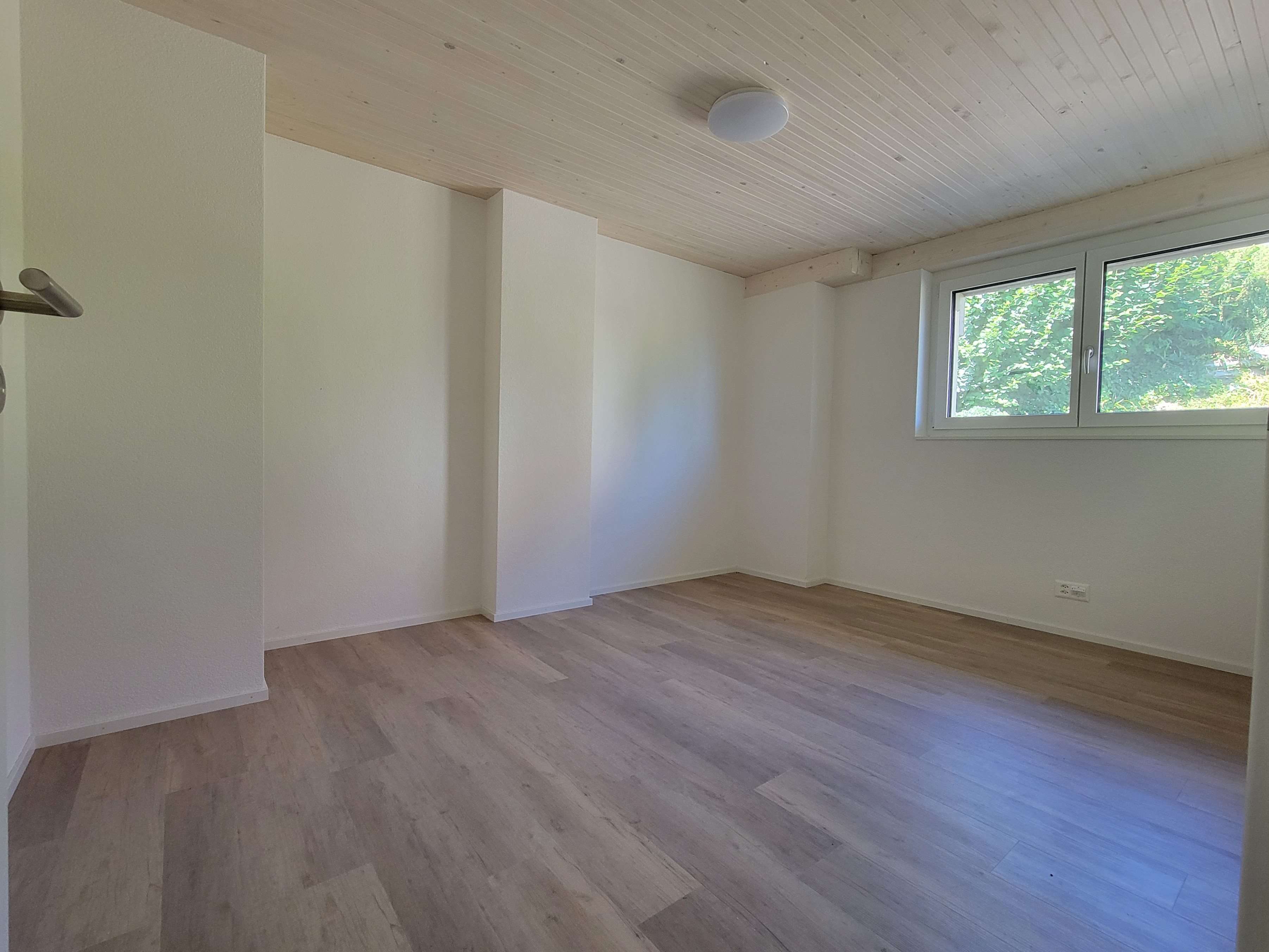 Hohe Decken im Wohnzimmer, modernes Dachgeschoss in 2024 renoviert und stilvoller Ausbau – Gontenschwil