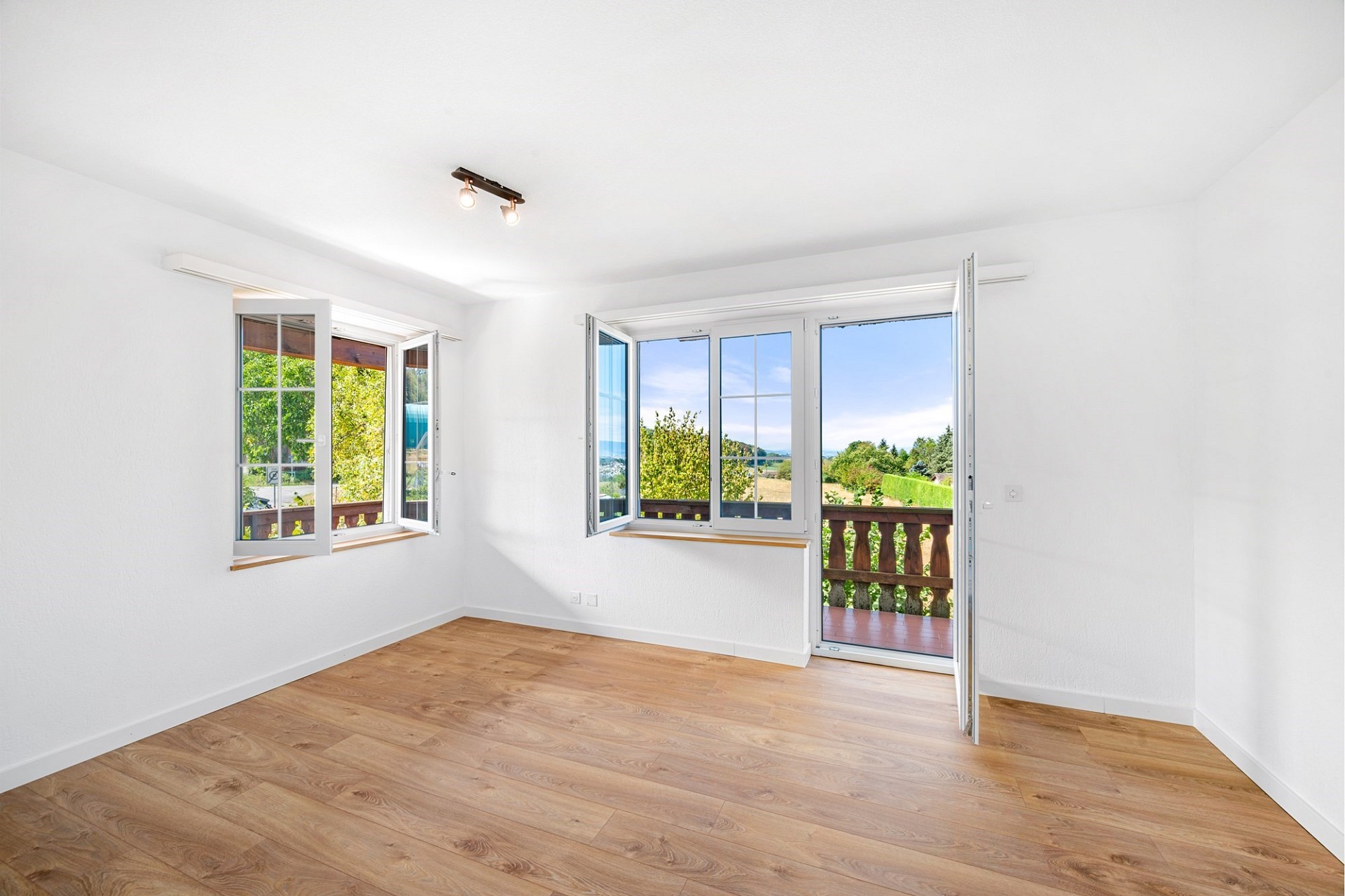 RENOVIERTE 4-ZIMMER-WOHNUNG MIT XXL-BALKON UND IDYLLISCHER UMGEBUNG – Münchenwiler